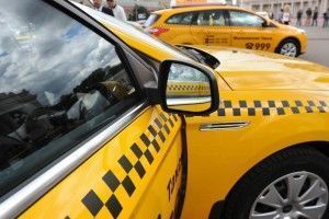 Желтые такси решили пустить на выделенные полосы.