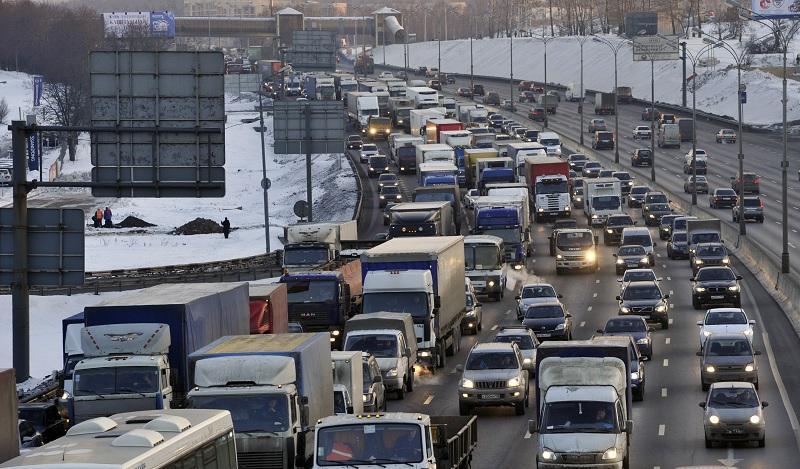В городе Московский ночью массово эвакуировали грузовики