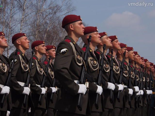 День России в Ватутинках отметили военным парадом