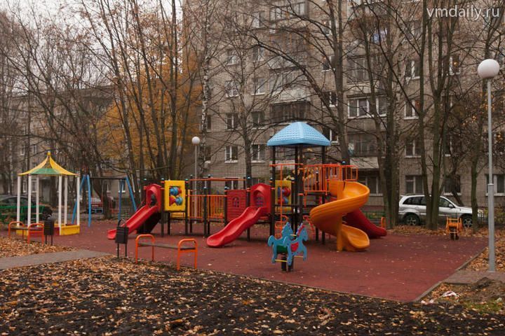 В первом микрорайоне Московского установили детскую площадку