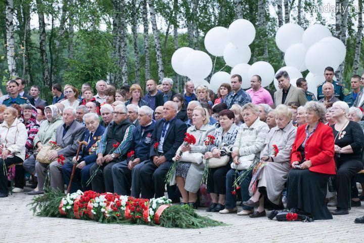 В поселении Роговское открыли мемориал из двух боевых танков