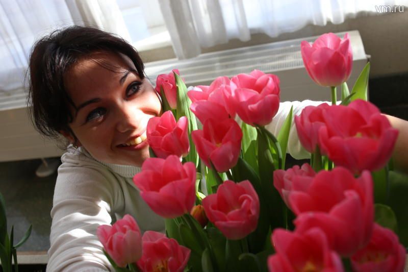 В Новофедовском поселении дамам дарили цветы