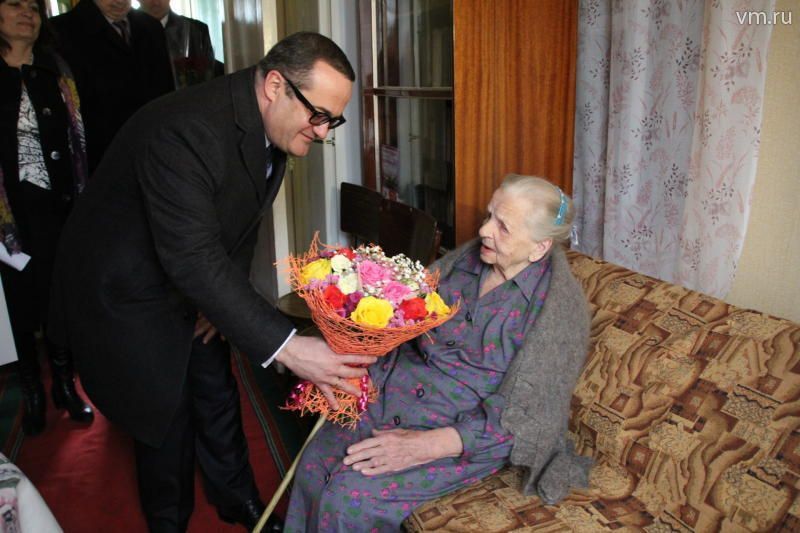 Префект поздравил жительницу Щербинки со 100-летним юбилеем