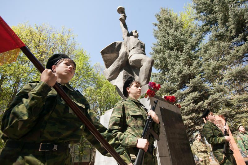 Жители поселения Вороновское возложили цветы к памятникам Победы