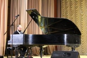 Пианист Петр Айду представил рояль «Беккер» как главного героя вечера