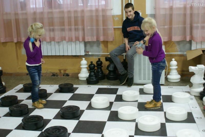Подростки поселения Рязановское сыграли в дартс, шашки и настольный теннис