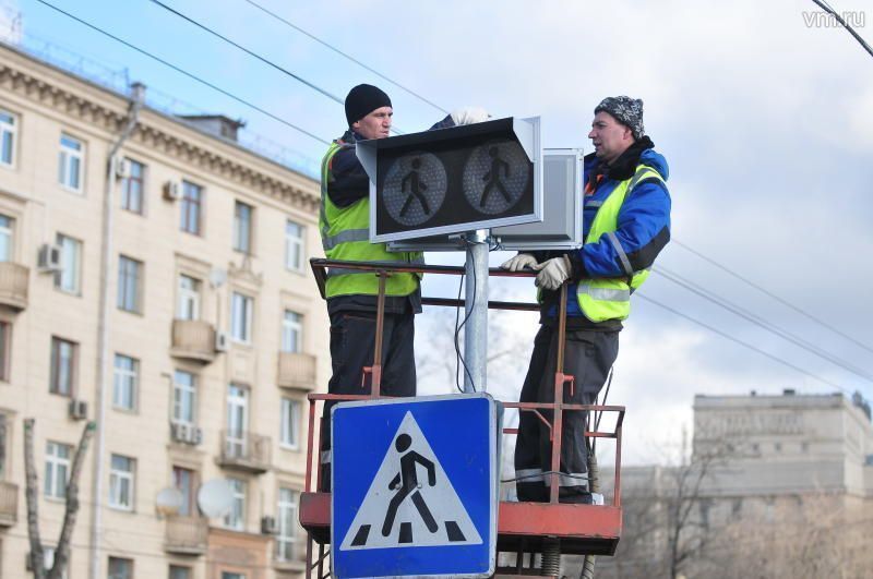 По улице Атласова в Московском запустили новый светофор