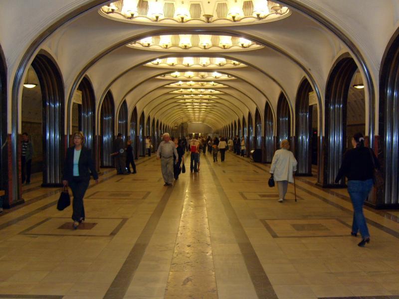 Сергей Собянин поручил увеличить время работы входов на станциях метрополитена