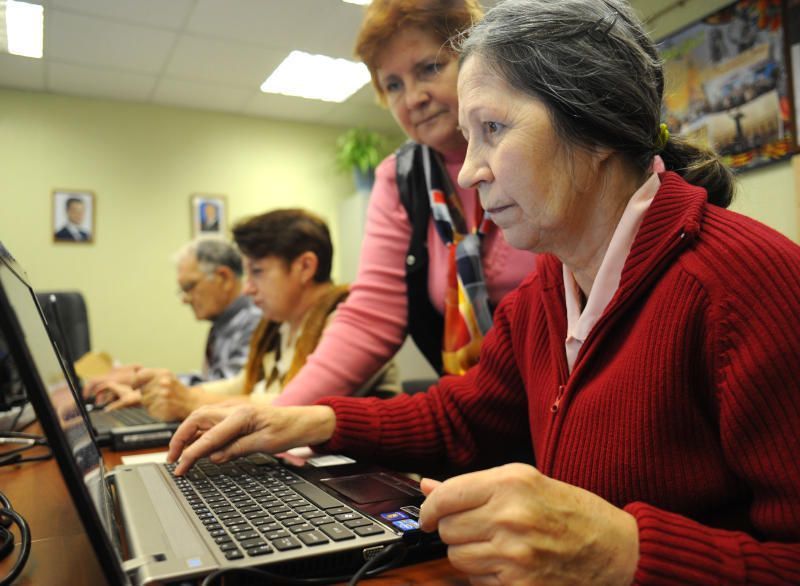 Пенсионеры Новофедоровского поселения побывали на уроке компьютерной грамотности