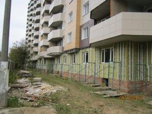 Дом на улице Садовой в Щербинке почти достроен, все работы идут по плану, и уже в декабре дольщики, так долго ждавшие свое жилье, могли бы въехать в квартиры... если бы не двор!