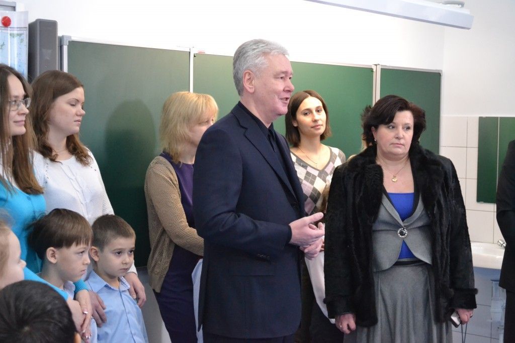 4 марта 12:06, мэр Москвы Сергей Собянин осмотрел новые школу и детский сад, построенные в составе жилого комплекса «ПервыйМосковский. Город парк»