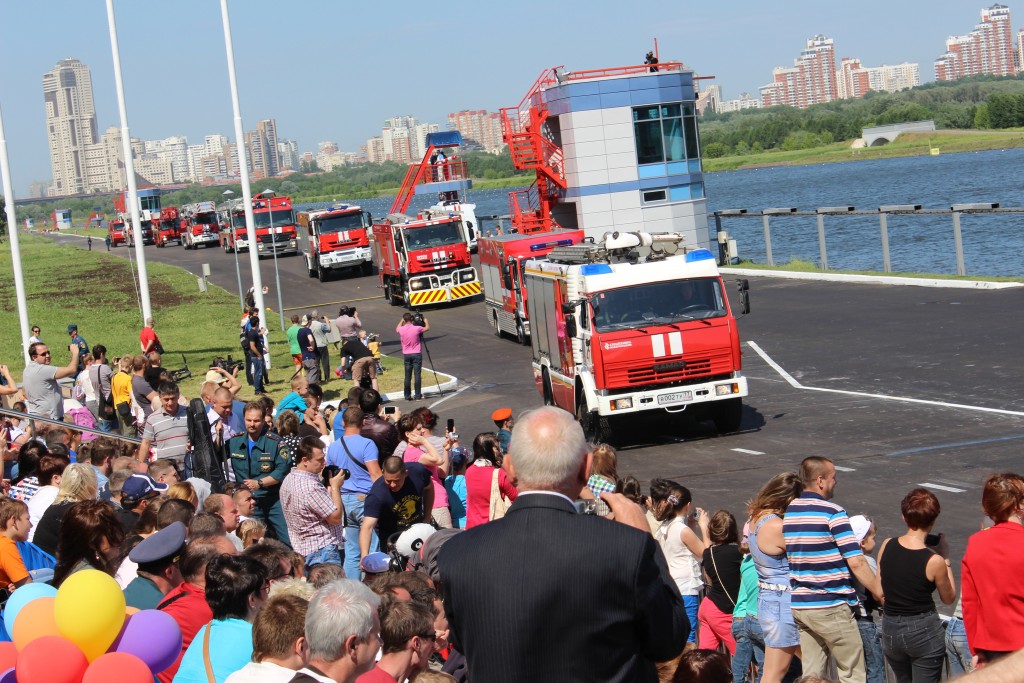 Троицкие спасатели провели парад, посвященный 211 годовщине пожарной охраны Москвы