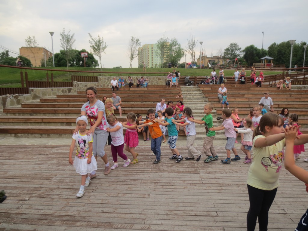 Более 40 человек посетили танцевальные мастер-классы в марушкинском парке «Ручеек»