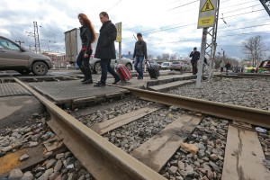 02,04,2015 Модернизация транспортной системы и прокладка коммуникаций. На снимке: железнодорожный переезд в Щербинке.