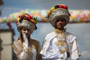 Аниматоры в центре Москвы на фоне праздничных шариков в день фестиваля варенья