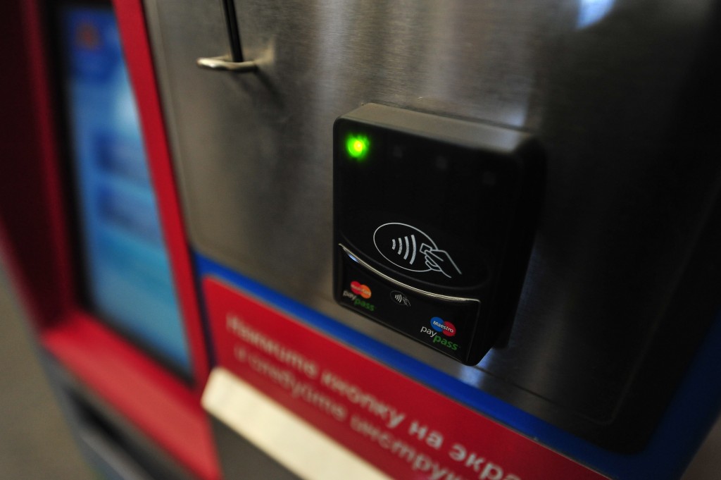 Проезд в столичном метро можно будет оплатить банковской картой