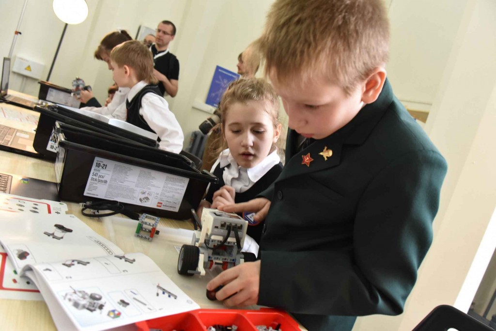 В поселении Внуковское 10 детей учатся собирать роботов
