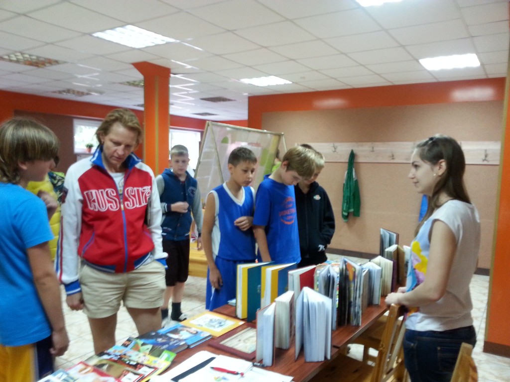 Дети из лагеря «Олимпийские надежды» в поселении Краснопахорское взяли книги и журналы из 