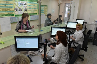 Москвичам начали выдавать новые медицинские полисы в электронном виде