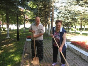  Члены общественных организаций убирают территорию возле братской могилы в Рогово. Фото из архива администрации поселения.