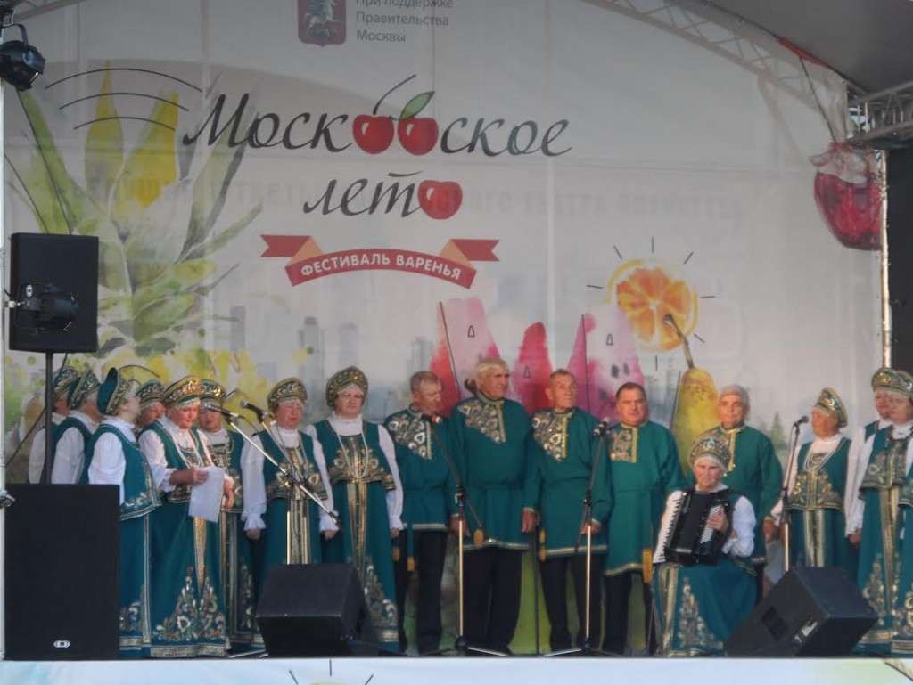Артисты Марушкинского хора «Родные напевы» выступили на празднике варенья