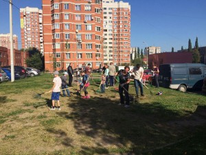 Активные жители Щербинки высадили березы на субботнике
