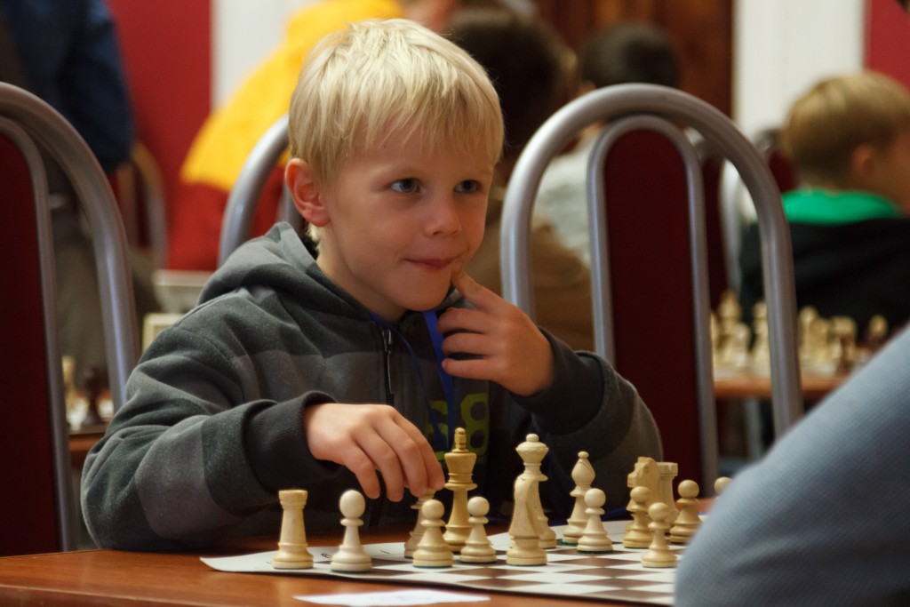 В спортивном клубе Рязановского поселения дети сразились в шахматы