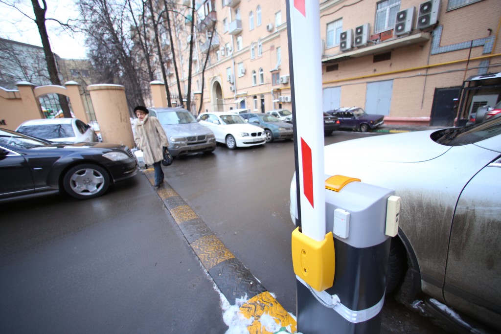 Более тысячи шлагбаумов появились на платных парковках Москвы