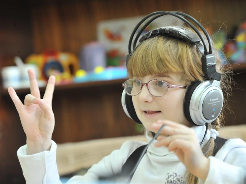 Детям-инвалидам по слуху выдадут аппараты по медицинской страховке