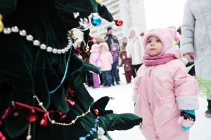 Дата: 31.12.2012, Время: 12:25 Детский новогодний праздник на детской площадке в городе Троицк