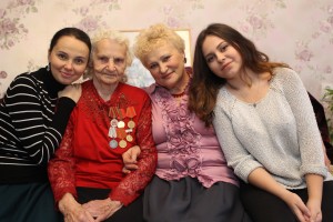 Первомайское. Лидия Андреева (прабабушка), Любовь (бабушка), Марина (мама), Карина (правнучка).