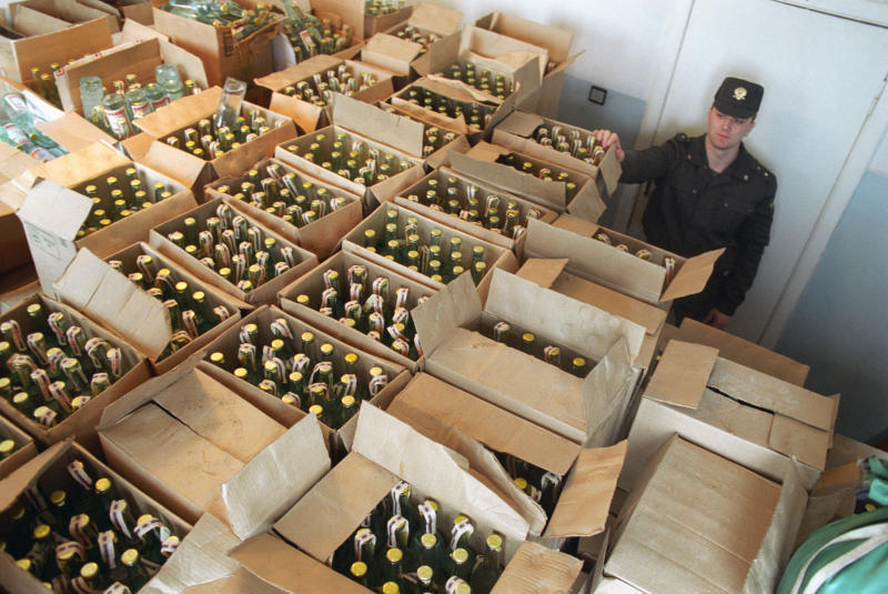 Полиция Москвы изъяла более 200 тысяч бутылок поддельного алкоголя на Калужском шоссе
