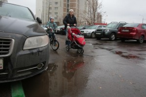 В Михайлово-Ярцевском начали укладку асфальта до поликлиники