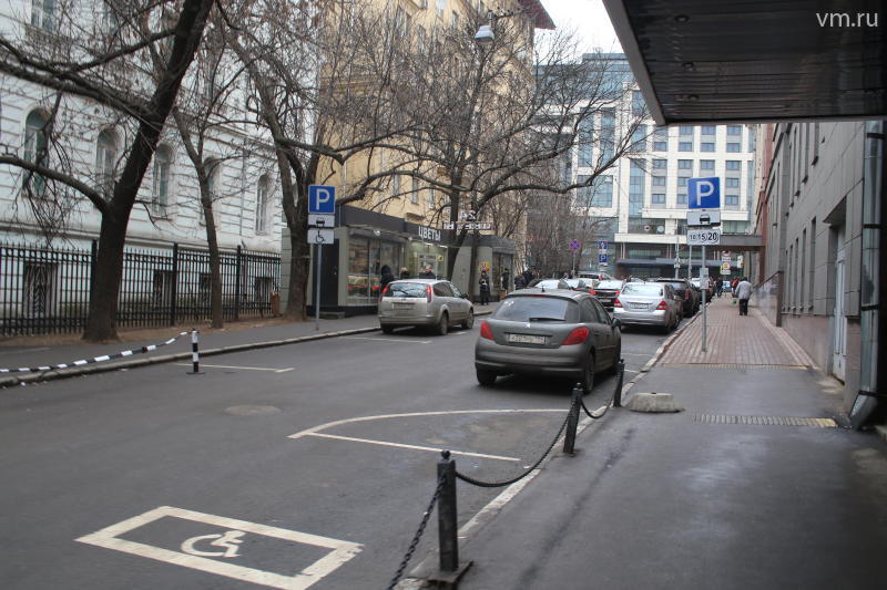 Власти Москвы предложили сузить парковочные места в центре столицы