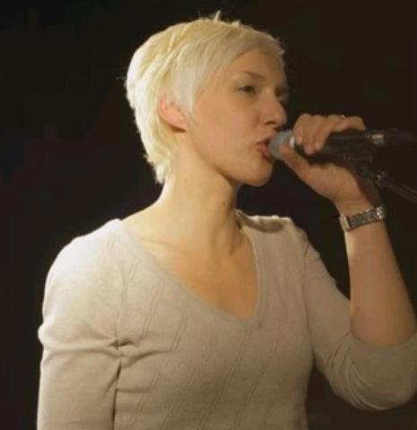 Певица, пострадавшая при терактах в Париже, пришла в себя после комы