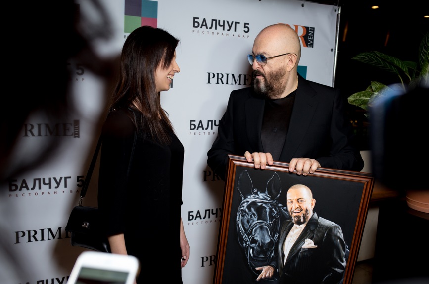 На презентации новой песни Михаил Шуфутинский получил в подарок свой портрет