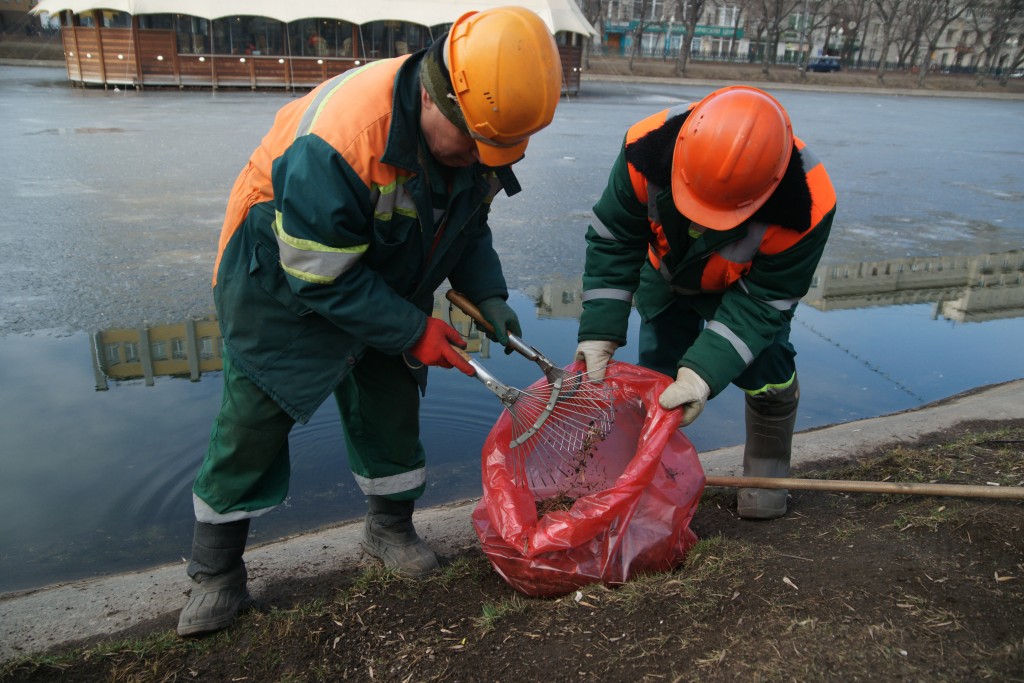 Около двух тысяч кубометров мусора собрали на московских водоемах за минувший сезон