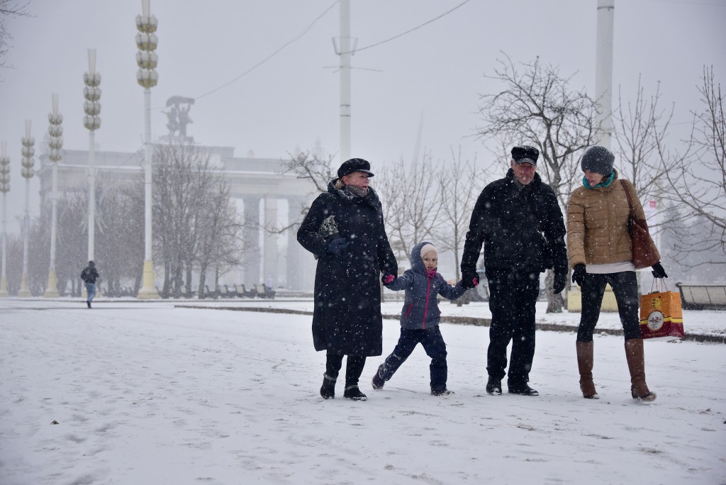 Зима началась: в понедельник Москву ждут снег и гололедица