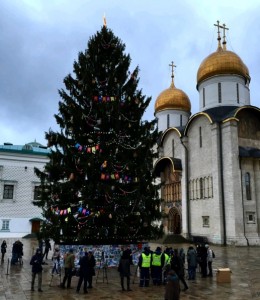 В Москве нарядили главную елку страны