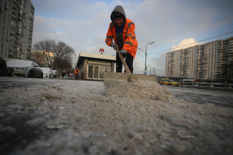 Коммунальные службы обрабатывают дороги реагентами из-за снегопада