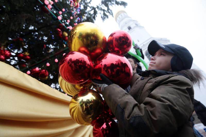 В Филимонковском установили главную новогоднюю елку