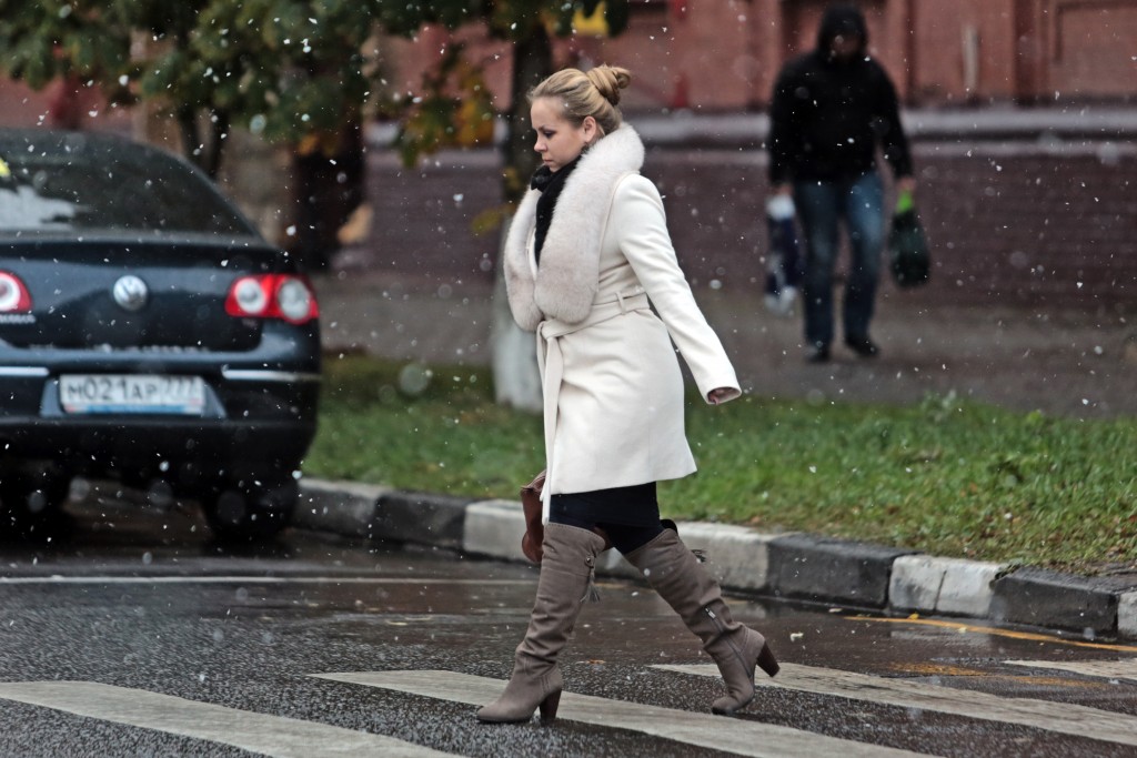 Дата: 08.10.2015, Время: 10:19 Первые снег в Москве. Улица Лефортовский вал