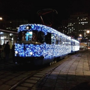 Украшенные новогодними огнями трамваи постепенно становятся визитной карточкой зимней Москвы