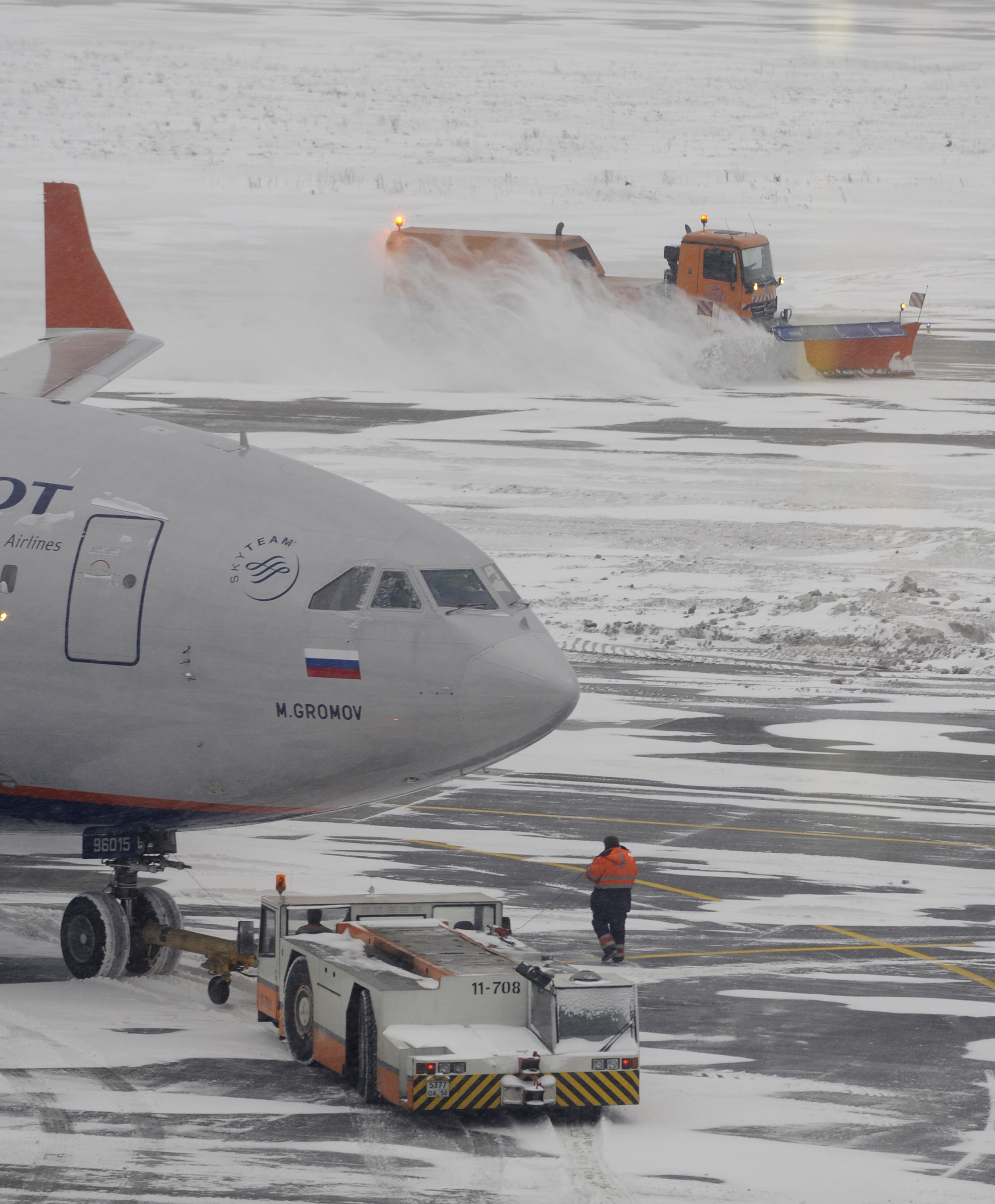 Из-за погоды в московских аэропортах отменено около 100 рейсов