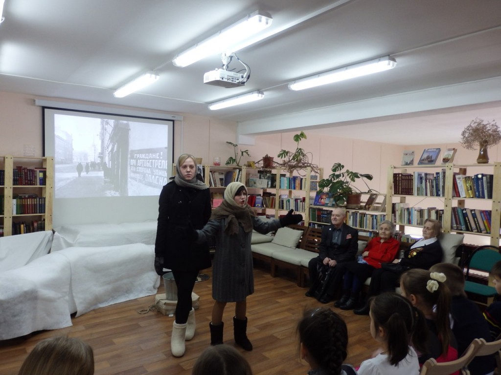 Школьники отразили подвиг ленинградцев в постановке