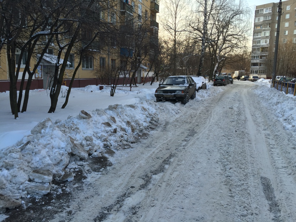 Партийцы помогли ликвидировать снежные завалы около дома в Щербинке