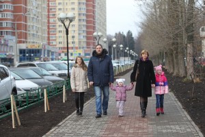 Семья Комаровых в Московском. На фото: Анна, Игорь, Лиза, Юлия (мама), Оля (слева направо).