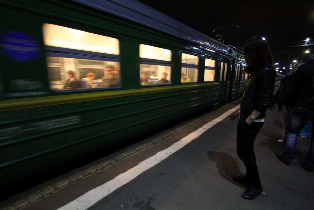 В Новой Москве неизвестные с битами напали на пассажиров электрички