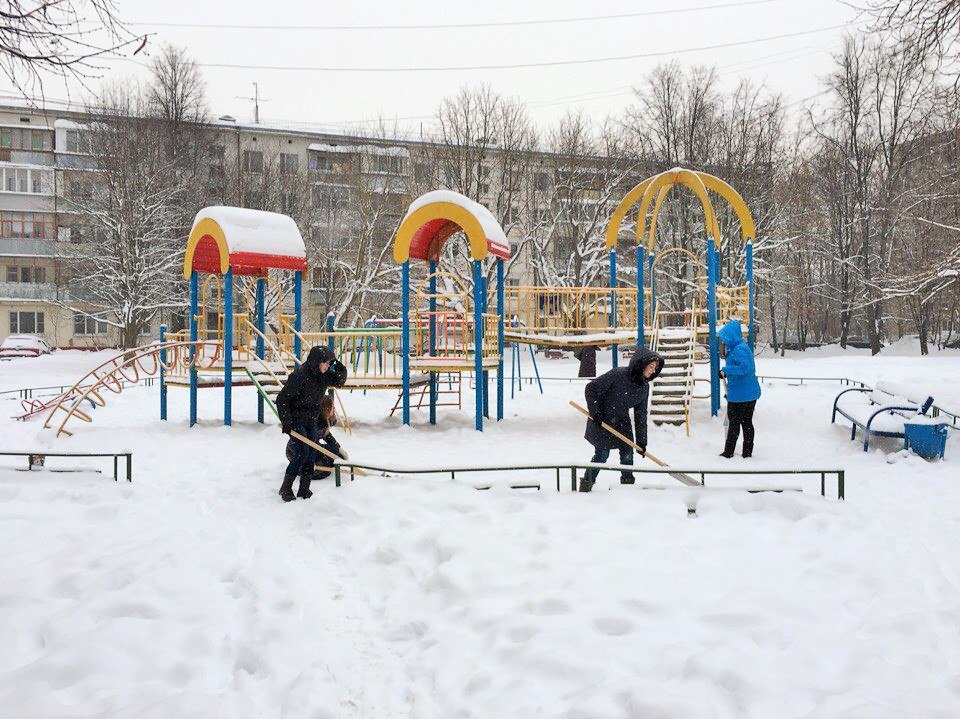 Деятельность молодежных палат. Молодые парламентарии Троицка убрали снег на детских площадках