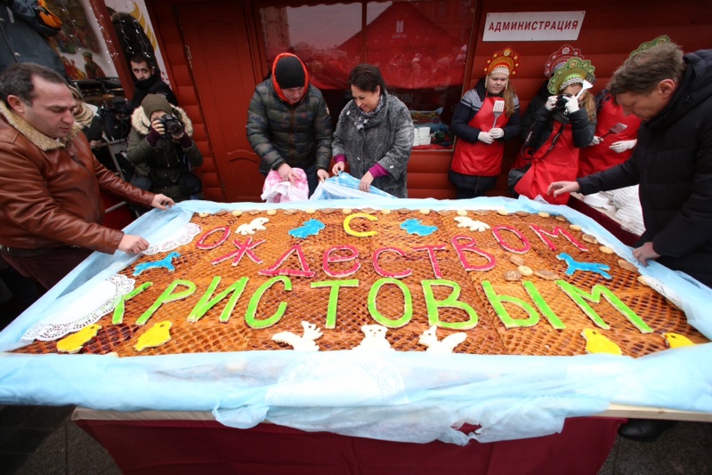 Москвичи отведают гигантский рождественский пирог